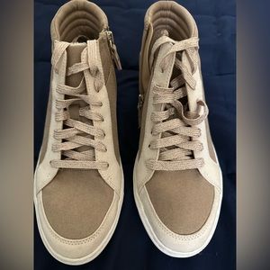 Light brown size 7.5 women’s Dr Scholl’s orthotic booties.